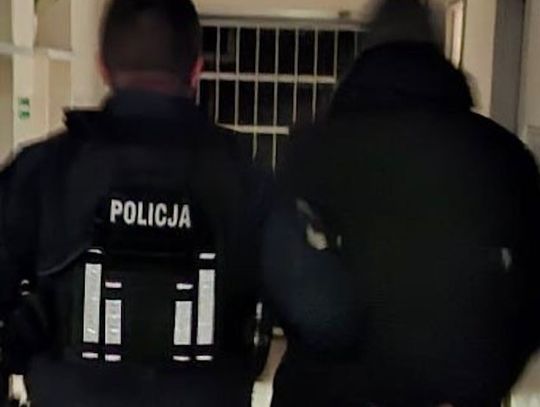 23-latek zaczepił nocą policjantów i dziwnie się zachowywał. Znaleźli przy nim marihuanę