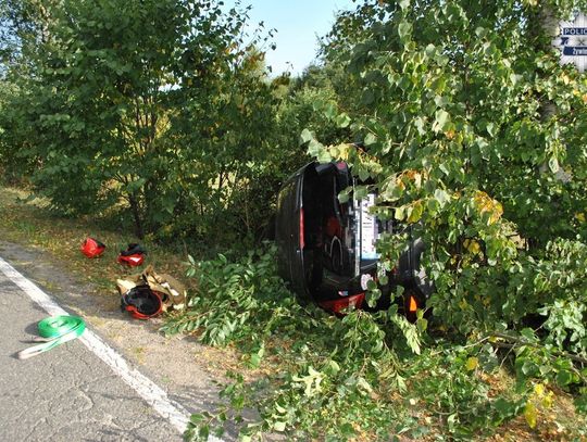 23-latek zakleszczony po uderzeniu w drzewo. Z auta zaczęło się dymić. Uratowali go policjanci i strażak