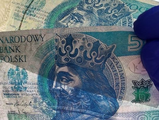 23-latek zapłacił w sklepie fałszywymi banknotami. Powiedział, że nie chce reszty i uciekł