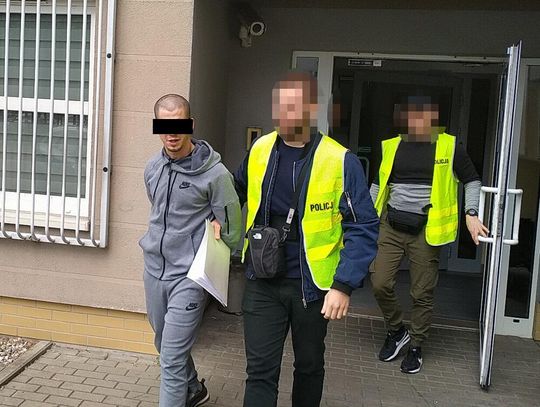23-letni Czeczen zatrzymany w Warszawie. W samochodzie miał broń gazową i narkotyki