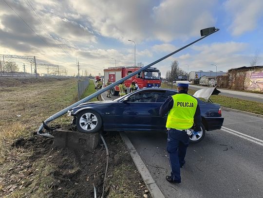 24-latek stracił panowanie nad autem i ściął słup. W BMW policjanci znaleźli kokainę i amfetaminę 24-latek stracił panowanie nad autem i ściął słup. W BMW policjanci znaleźli kokainę i amfetaminę