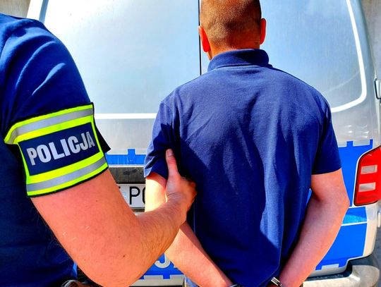 24-latek wbił się nieproszony na imprezę i ukradł 700 zł z torebki. Skradzioną forsą chciał przekupić policjantów