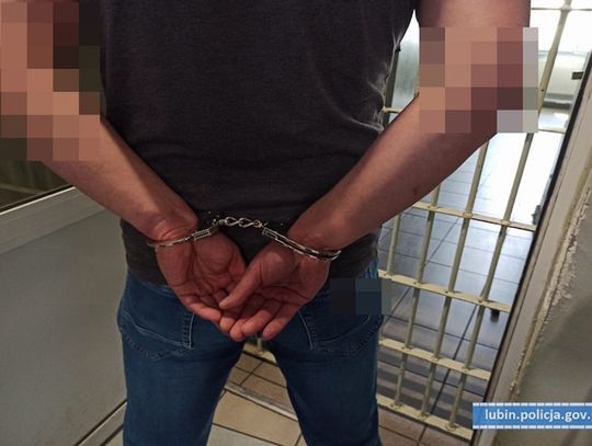 24-latek złamał sądowy zakaz zbliżania się do matki. Groził jej śmiercią, został aresztowany