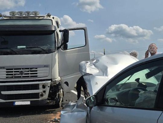 24-latka się zamyśliła i wjechała pod prąd na ekspresówkę. Miała bliskie spotkanie z tirem