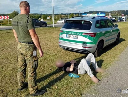 25-latek boso biegł środkiem jezdni. Twierdził, że gonią go demony, skończył w karetce