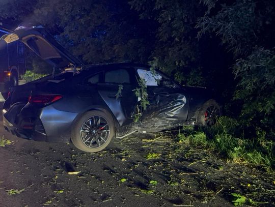 25-latek popisywał się driftem przed koleżanką. Rozbił BMW, został ranny i stracił prawo jazdy