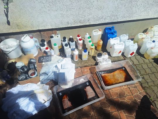 25-latek produkował syntetyczne narkotyki. Miał laboratorium w wynajmowanym mieszkaniu