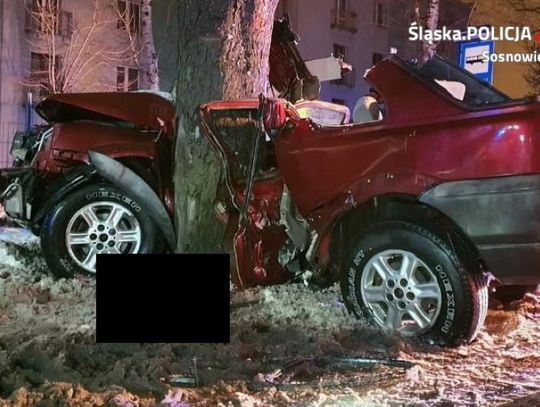 25-latek rozbił land rovera na drzewie. Kierowca zginął, pasażerka walczy o życie