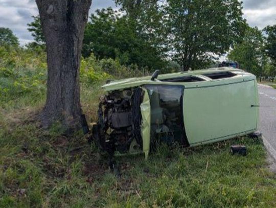 26-latek nie opanował Pandy i rozbił się na drzewie. Był uwięziony w środku