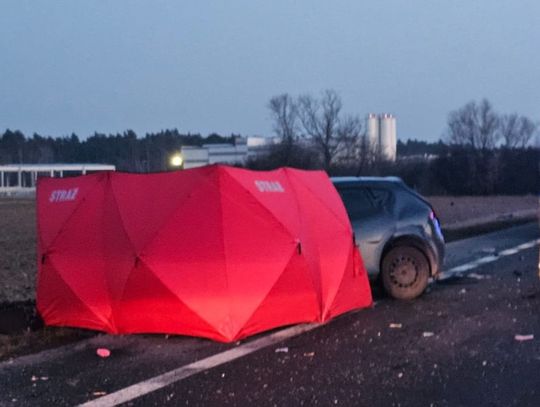 26-latek odpowie za spowodowanie wypadku, w którym zginęły trzy osoby. Chciał "tylko" wyprzedzić ciężarówkę