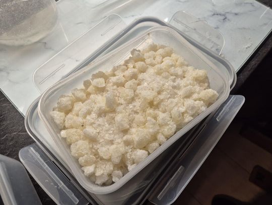 26-latek podejrzewany o posiadanie narkotyków. Podczas nalotu policjanci znaleźli pół kilo mefedronu 26-latek podejrzewany o posiadanie narkotyków. Podczas nalotu policjanci znaleźli pół kilo mefedronu