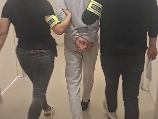 26-latek spał na dachu budynku. Nie wiedział skąd się tam wziął, znaleźli przy nim narkotyki