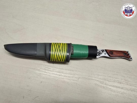 26-latek spanikował na widok policji. Miał przy sobie rurkę od odkurzacza, a w niej nóż i narkotyki