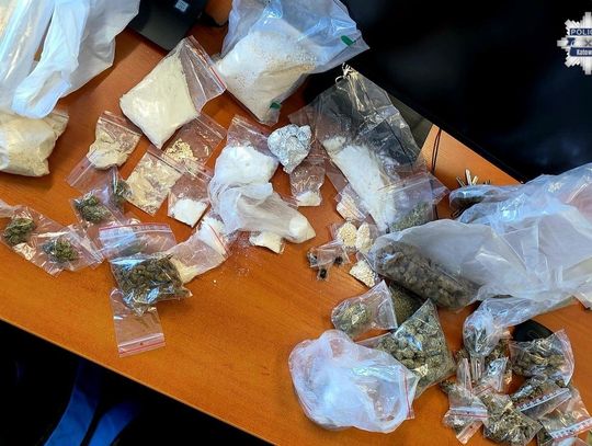 26-latek urządził magazyn narkotykowy na strychu. Policjanci przejęli prawie 1,5 towaru