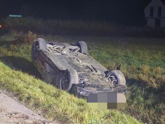 26-latek w BMW potrącił rowerzystę, a potem sam dachował. Kierowca wydmuchał dwa promile