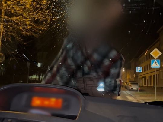 26-latek zatrzymał auto na ulicy, wskoczył na maskę i rozbił szybę czołową pięścią [WIDEO]