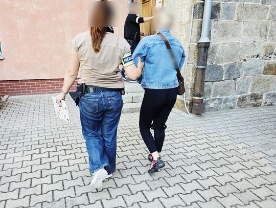 26-latka z zarzutami po ataku na placu zabaw. Miała uderzyć nastolatków