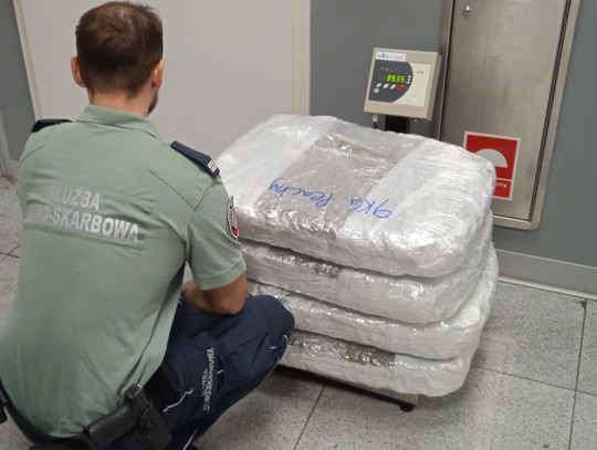 26-latka zatrzymana na lotnisku z narkotykami wartymi blisko 2 miliony złotych [WIDEO]