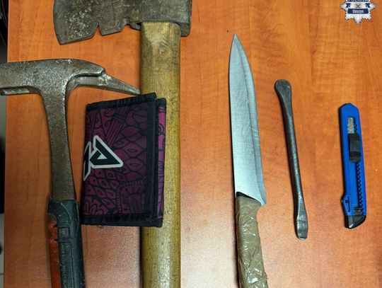 27-latek chodził po osiedlu z takim sprzętem. Szukali go za kradzież rozbójniczą alkoholu