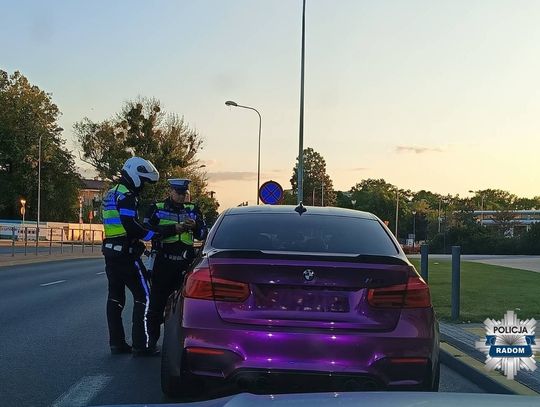 27-latek driftował BMW na ulicy. Jego popisy przerwali policjanci, którzy zatrzymali mu prawko