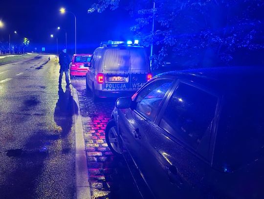 27-latek jechał mimo zakazu. Poprosił koleżankę o odbiór auta, dziewczyna przyjechała pijana