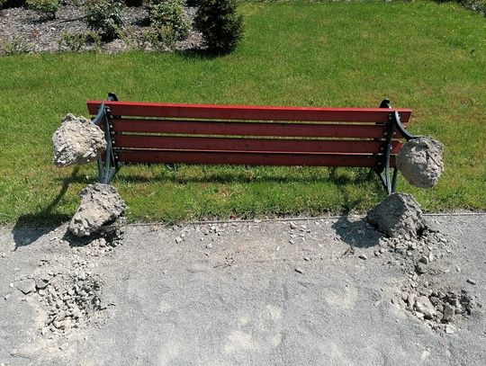 27-latek pił z kolegą w parku, nagle coś w nich wstąpiło. Wyrywali ławki razem z betonowymi kotwami