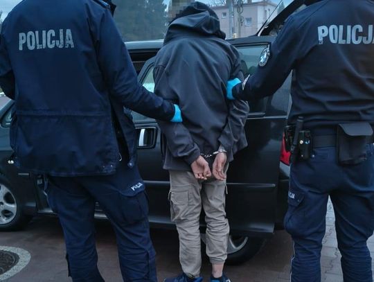 27-latek ukradł auto i pojechał kraść wafelki w sklepie. Wpadł, bo nie umiał uruchomić wozu 27-latek ukradł auto i pojechał kraść wafelki w sklepie. Wpadł, bo nie umiał uruchomić wozu