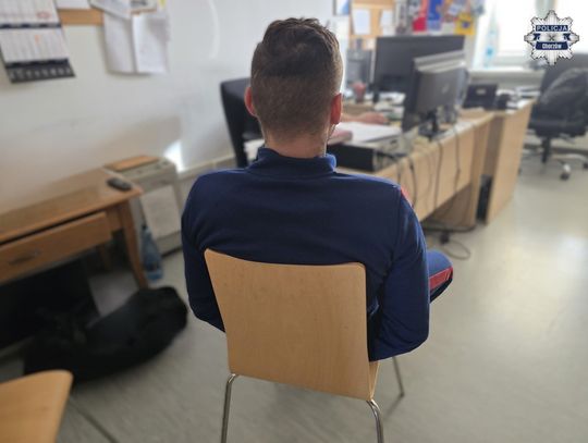 27-latek wjechał na torowisko i utknął. Okazało się, że jest pijany i pod wpływem narkotyków