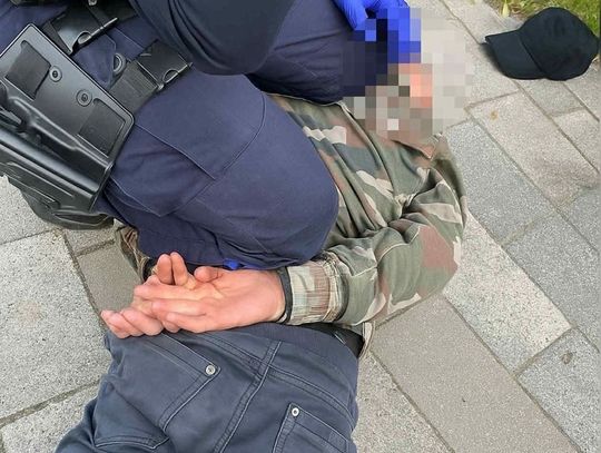 27-latek zaczepiał ludzi i obnażał się w miejscu publicznym. Po obezwładnieniu trafił do szpitala
