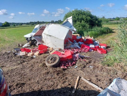 27-latek zasnął za kierownicą dostawczaka. Po dachowaniu auto zostało kompletnie rozbite