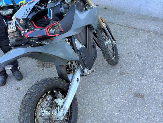 27-letni motocyklista popisywał się jazdą na jednym kole. Policjanci zatrzymali mu prawo jazdy