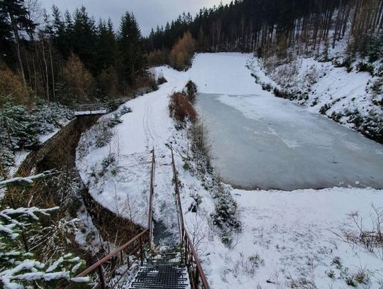 27-letni złomiarz  dorwał się do skoczni narciarskiej. To, co wyciął, sprzedał w skupie