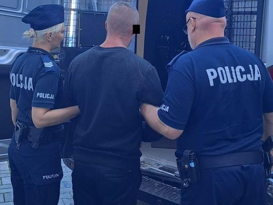 28-latek na zakazie uciekał policji. Podczas pościgu kilkukrotnie wjechał w radiowóz