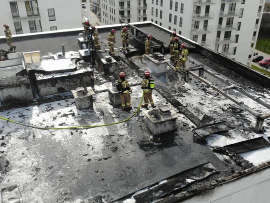 28-latek podłożył ogień na dachu nowego bloku. Został zatrzymany przez policję, był poszukiwany za znęcanie