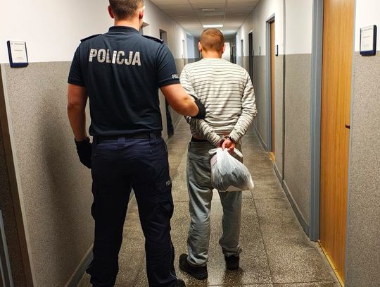 28-latek próbował ukraść utarg ze sklepu. Tłumaczył, że nie ma pieniędzy i nie chce mu się pracować