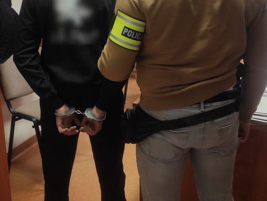 28-latek spał w samochodzie zaparkowanym w lesie. Po przebudzeniu go policjanci znaleźli narkotyki