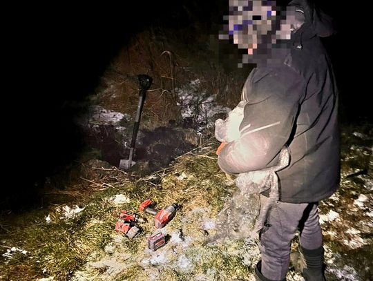 28-latek włamywał się i kradł co popadnie. Swoje łupy wywoził na pole i zakopywał w ziemi 28-latek włamywał się i kradł co popadnie. Swoje łupy wywoził na pole i zakopywał w ziemi