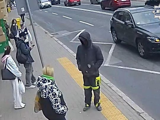 28-latek wyzywał i opluł w autobusie 12-letniego chłopca, bo nie podobał mu się kolor jego skóry
