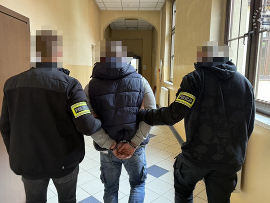 28-latek zepchnął starszego mężczyznę ze schodów, poszkodowany zmarł. Sprawcy grozi dożywocie