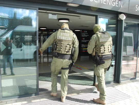 29-latek deportowany z Holandii do Polski. Był ścigany na podstawie dziewięciu listów gończych