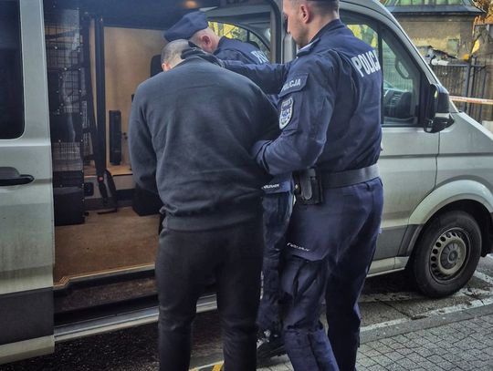 29-latek podejrzany o zabicie siostry i jej chłopaka. Po ataku nożem ukrywał się na strychu