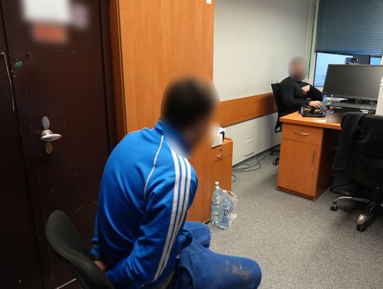 29-latek ścigany za gwałt zatrzymany przez "łowców głów". Miał mnóstwo skrytek i monitoring domu