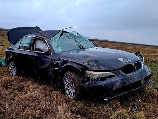 29-latek stracił panowanie nad autem i dachował na polu. Kierowca wydmuchał trzy promile