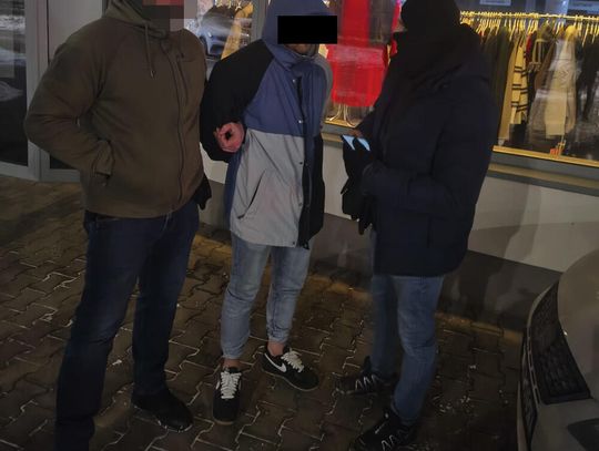 29-latek zatrzymany po wyjściu z siłowni. Ukrywał na posesji skradzione auto