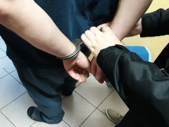 29-latek zatrzymany za napaść na 57-letnią kobietę. Zerwał z niej ubrania i usiłował zgwałcić