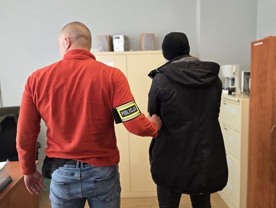 29-latek zatrzymany za rozbój na przystanku. Grożąc pobiciem zabrał mężczyźnie telefon i pieniądze