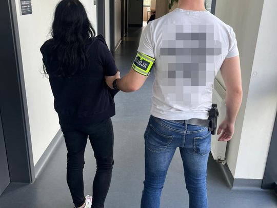 29-latka ukradła pieniądze i szarpała się z ekspedientką. Udało jej się uciec przez zaplecze sklepu