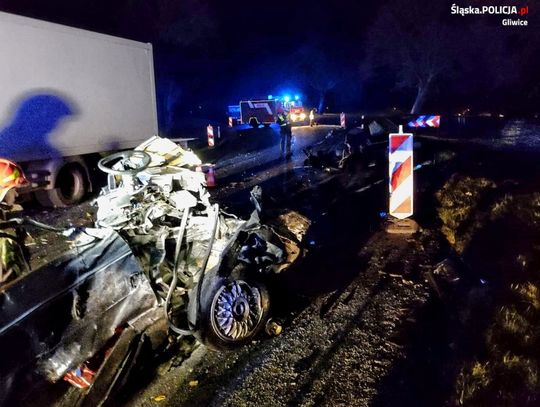 29-letni kierowca podczas wyprzedzania zjechał na czołówkę z ciężarówką, golf rozpadł się na kawałki