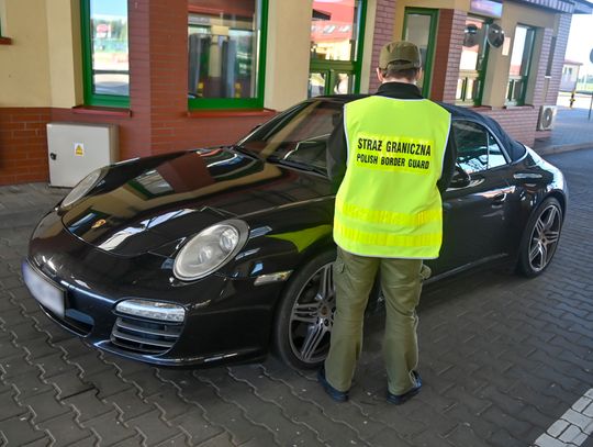 29-letni Niemiec próbował przejechać polsko-rosyjską granicę kradzionym porsche za ćwierć miliona