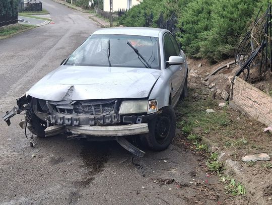 30-latek przebywał w Polsce nielegalnie. Wpadł, bo zabrał auto szefa i rozbił je na ogrodzeniu
